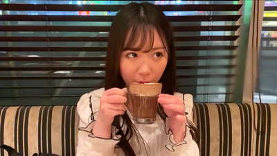 Es una amiga que pertenecía al mismo club en la universidad.Y es la chica más atractiva del club.Este es un ambiente sexy japonés.